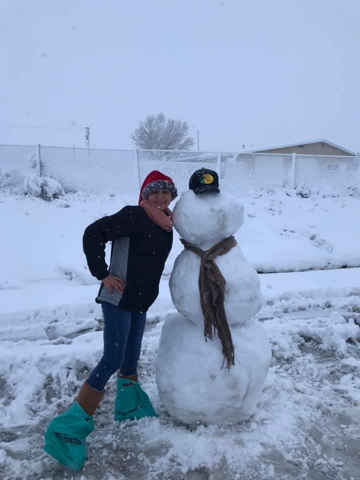 Maria Orantes compartió una foto con un hombre de nieve.