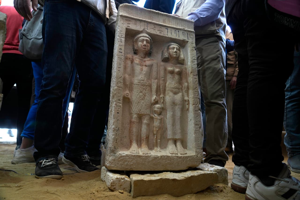 Un objeto extraído tras las excavaciones es mostrado a la prensa este jueves. El sitio de Saqqara es parte de una necrópolis en expansión en la antigua capital de Egipto, Menfis, que incluye las famosas pirámides de Giza, así como pirámides más pequeñas en Abu Sir, Dahshur y Abu Ruwaysh. Las ruinas de Menfis fueron designadas Patrimonio de la Humanidad por la UNESCO en los años setenta.