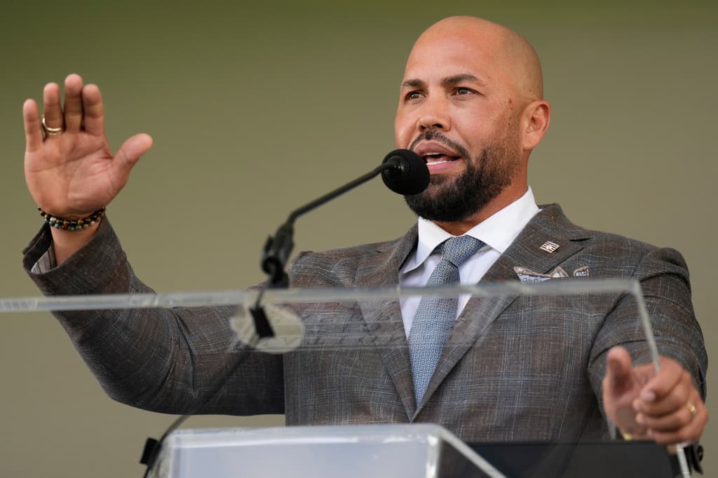 De pequeño, Beltrán admitió que no soñaba con el Salón de la Fama, pero "sí me imaginaba como pelotero profesional. 
<b>Vengo de una familia muy humilde</b>. Pude ver a mis padres trabajando muchísimo para sacarnos adelante”.
<br>
<br>El domingo, le agradeció a 
<b>su padre, Wilfredo Beltrán</b>, que le enseñara 
<b>"el valor del trabajo".</b> Y 
<b>a su madre, Carmen 'Mimín' Valdés</b> también le dio las gracias por hacer de su hogar 
<b>un espacio seguro</b> y también por 
<b>"los chancletazos"</b>.