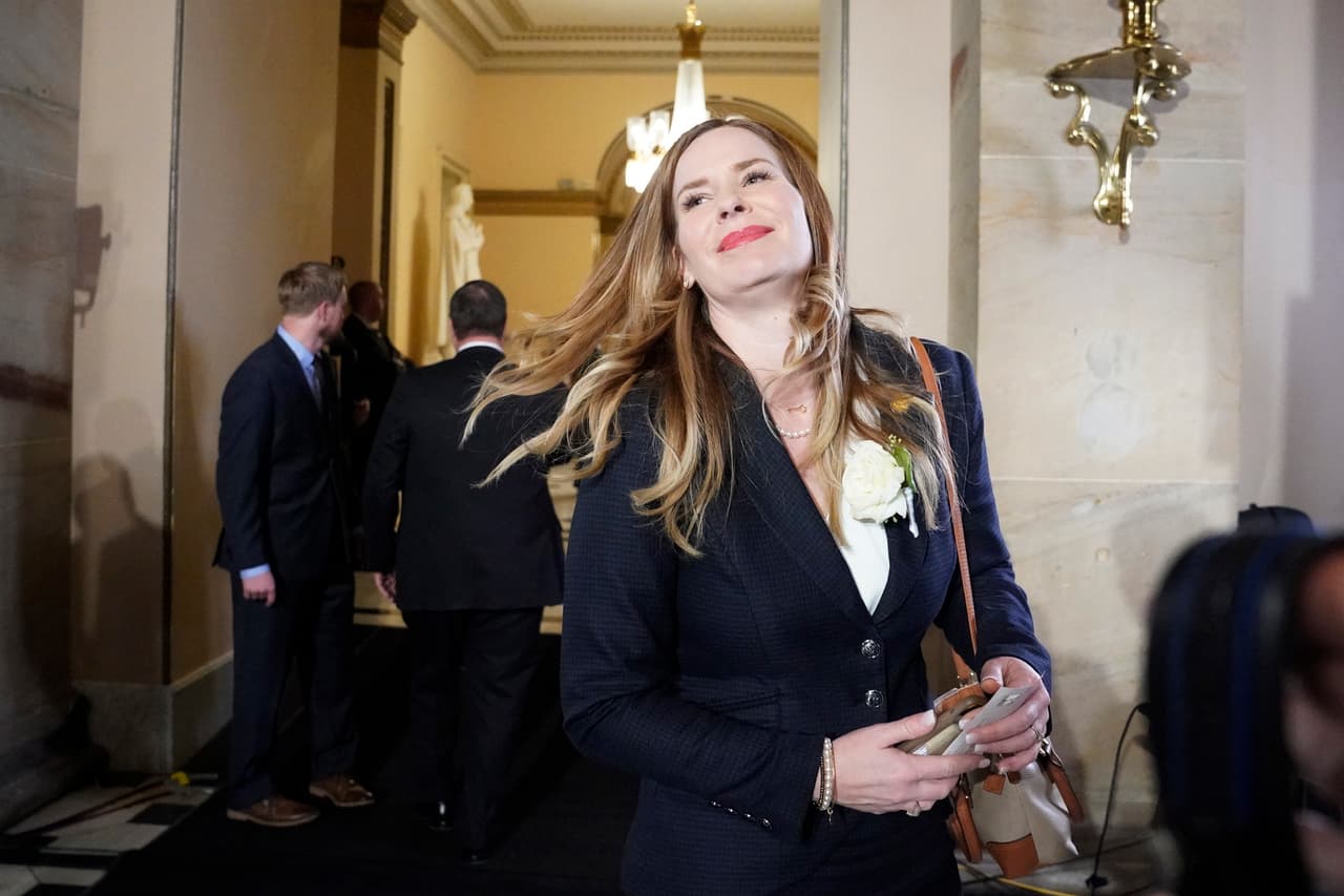 La llegada al Congreso de Trisha Pesiri-Dybvik, una invitada de la bancada demócrata. Su casa quedó destruida en el incendio que devastó el sur de California en 2018.