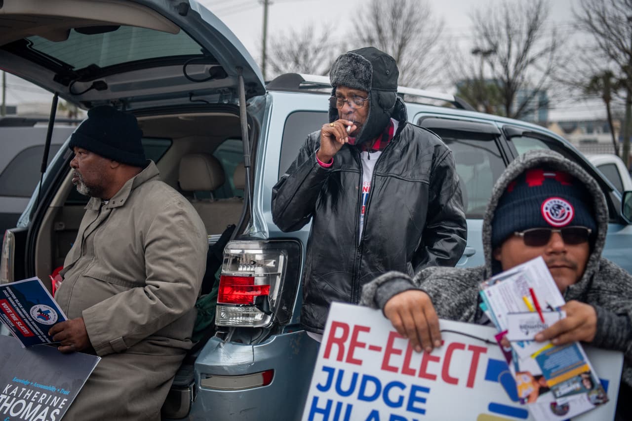Desde el 14 hasta el 25 de febrero, los votantes tuvieron la oportunidad de ejercer su derecho por correo. El 1 de marzo se abrirán los centros electorales la mayoría de 7am a 7pm. Para saber la ubicación de estos, puedes hacer
<a href="https://www.harrisvotes.com/WaitTimes?lang=es-MX" target="_blank">click aquí</a>.