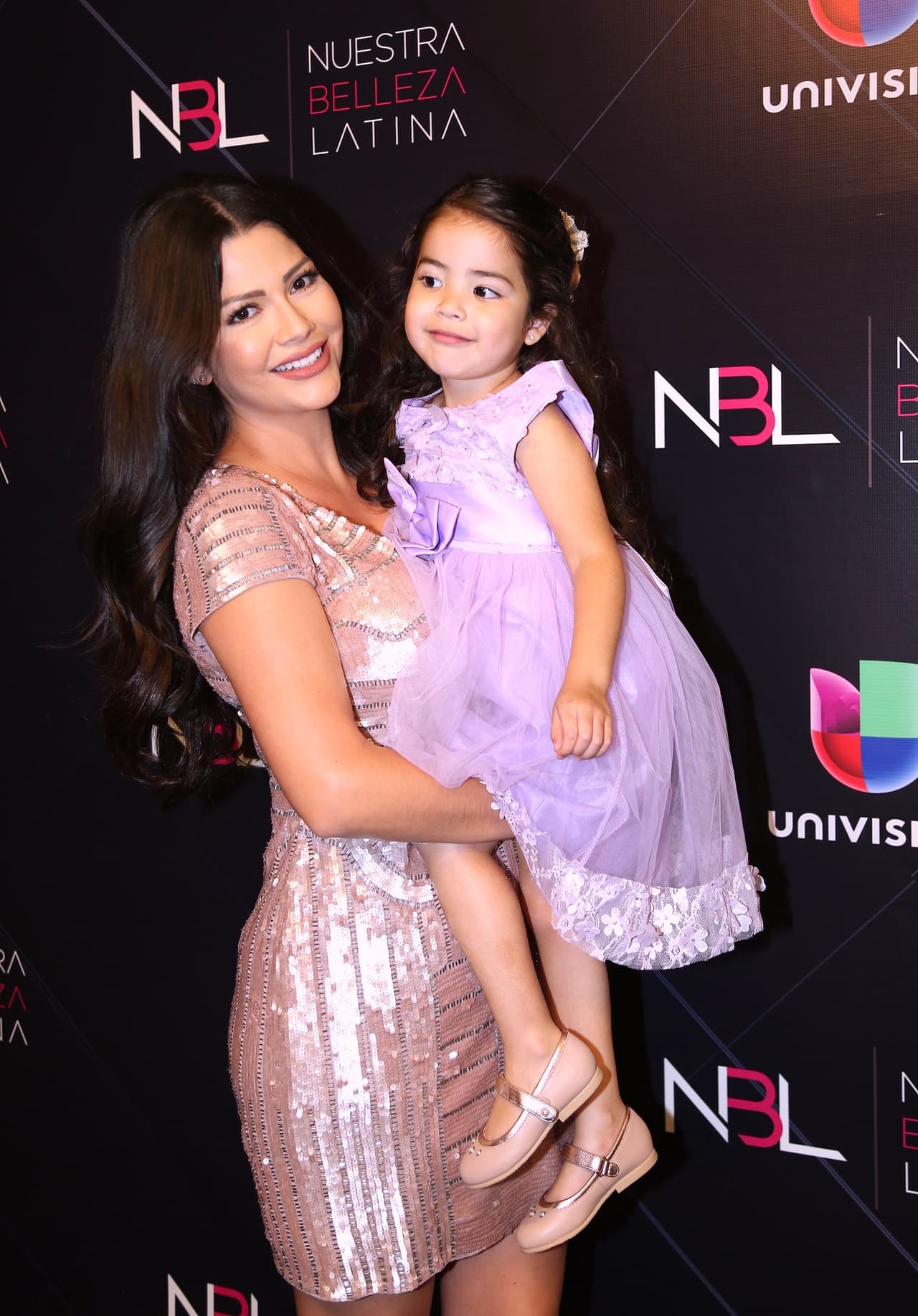 La triunfadora del exitoso reality show en el 2010 llegó muy bien acompañada. Perfectamente combinadas, su hija Giulietta y ella posaban frente a las cámaras.