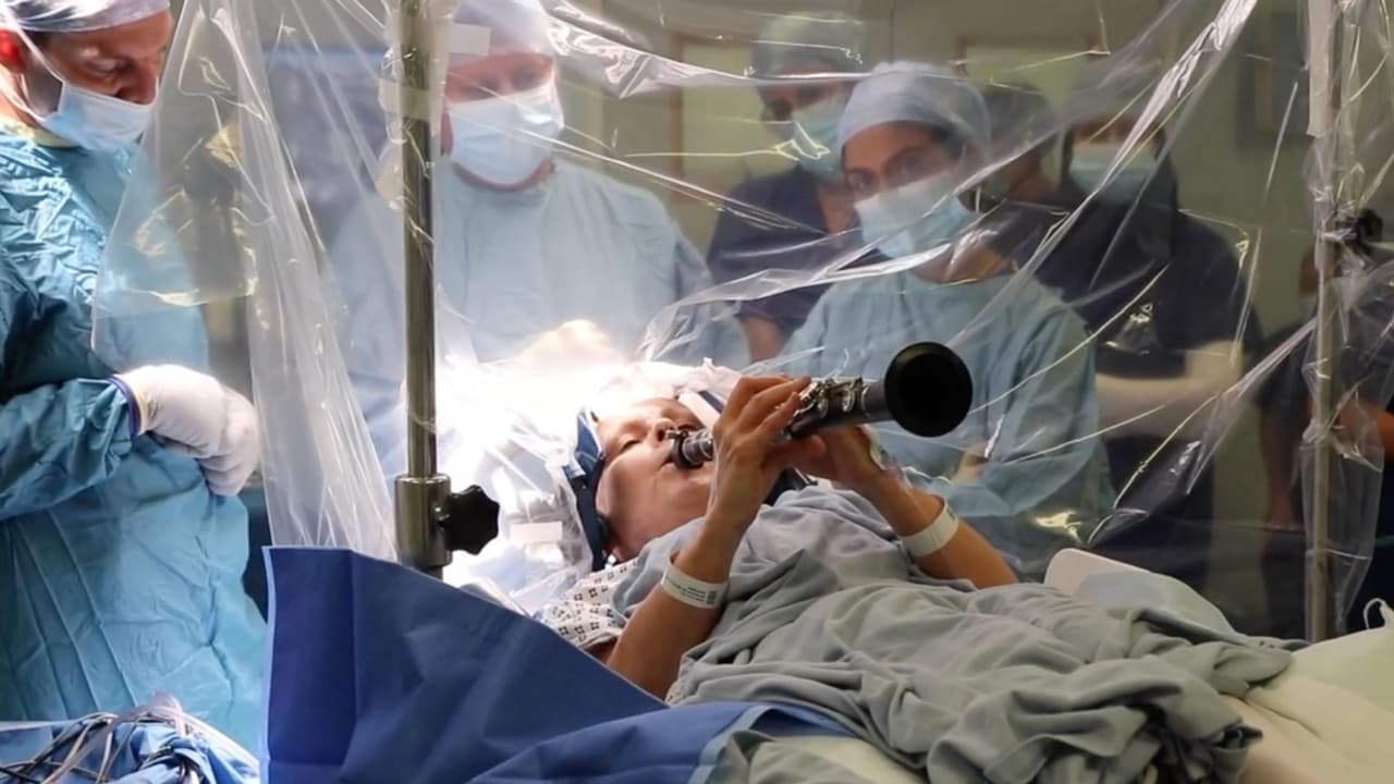 Mujer con Parkinson logra volver a tocar el clarinete mientras le realizan una cirugía cerebral