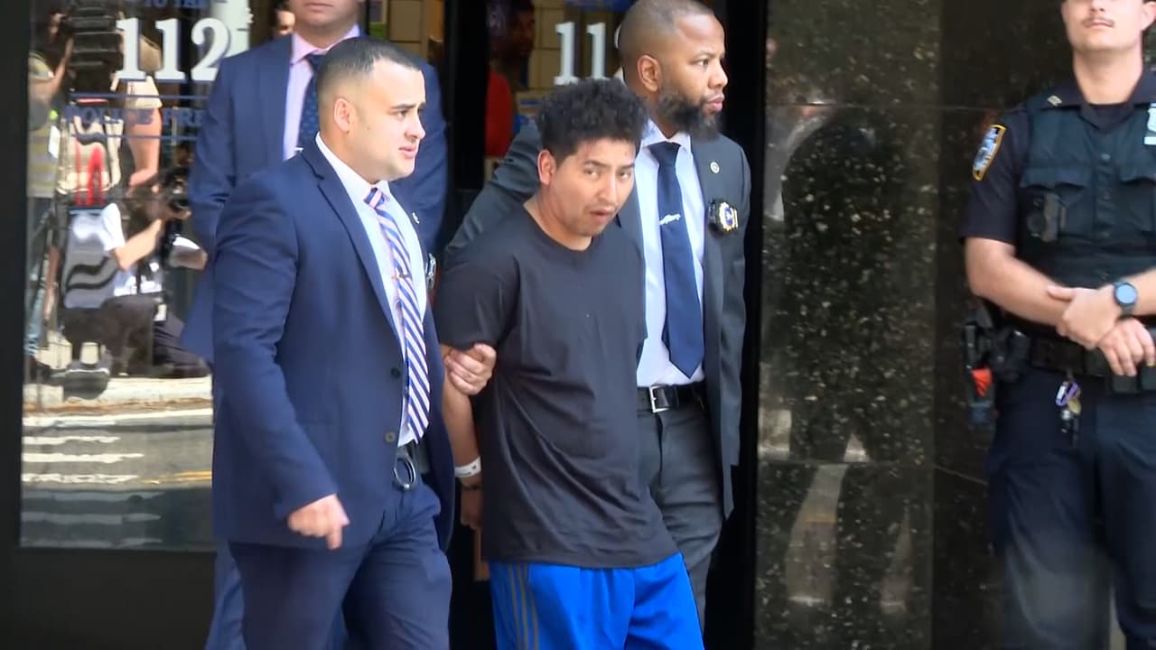 Ahí, la dependiente y unos jóvenes colaboraron para retenerlo y llamar a la policía, 
<b>que ofrecía una recompensa de 10,000 dólares</b> por información para lograr su captura