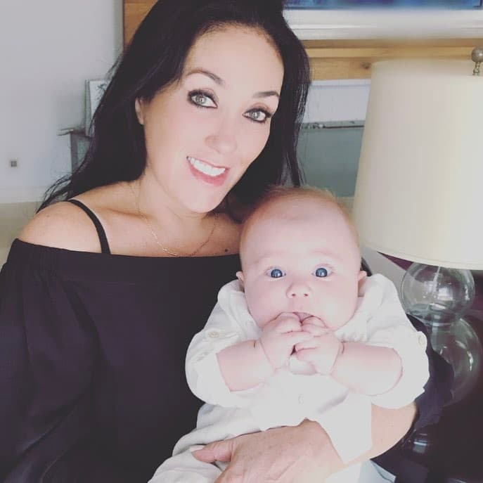 Y del día del niño pasó a el día de las madres, ahí la bella actriz aprovechó para capturar una tierna imagen, a su mamá cargando a su hijo, cosa que le llenó el corazón, pues además de estar celebrando su primer 10 de mayo, también estaba celebrando que había hecho abuela a su hermosa madre.