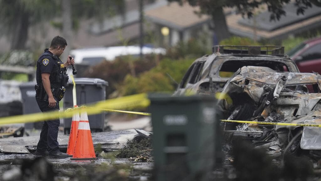 La avioneta se estrelló en un vecindario de San Diego, incendiando varias casas y forzando evacuaciones.