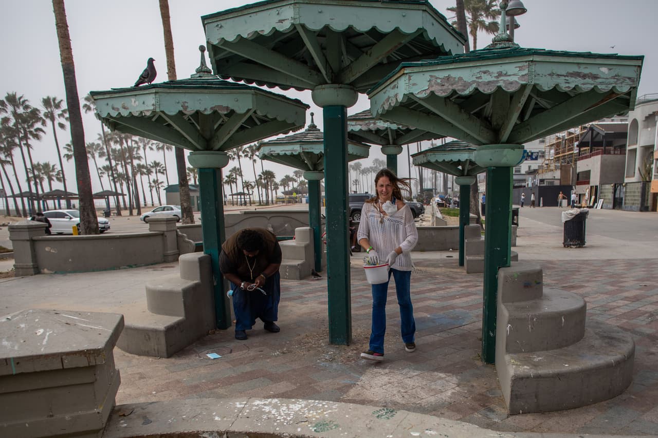 El
<a href="https://www.gov.ca.gov/2020/04/03/at-newly-converted-motel-governor-newsom-launches-project-roomkey-a-first-in-the-nation-initiative-to-secure-hotel-motel-rooms-to-protect-homeless-individuals-from-covid-19/" target="_blank">Project Roomkey</a>, ha establecido un objetivo inicial de 15,000 habitaciones para que las personas más vulnerables a covid-19 estén fuera de la calle, fuera de los refugios y en aislamiento.