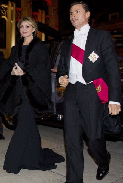 Luciendo en todo su esplendor, Angie con una capita con peluche y Enrique súper elegante.