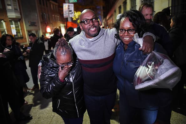 "Les robaron 36 años de su vida": exoneran a 3 hombres de Baltimore tras casi cuatro décadas en prisión por un asesinato que no cometieron 