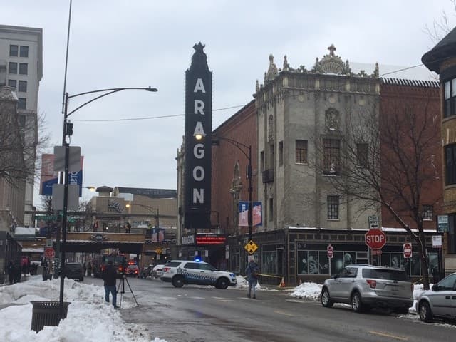 La Policía de Chicago informa que varios ladrillos del Aragón Ballroom, localizado al 1106 W. Lawrence Ave. en el vecindario Uptown, se desprendieron de la pared cayendo sobre las vías del tren. Los escombros impidieron que el servicio de tren pudiera continuar hasta que las autoridades logren despejar el área.