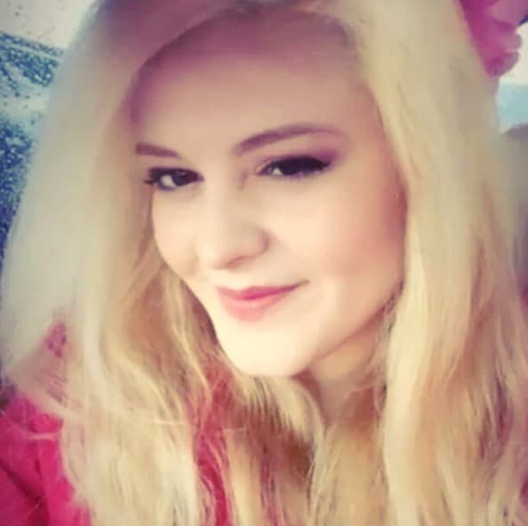 Después optó por eliminar las raíces oscuras y su pelo se hizo completamente rubio.