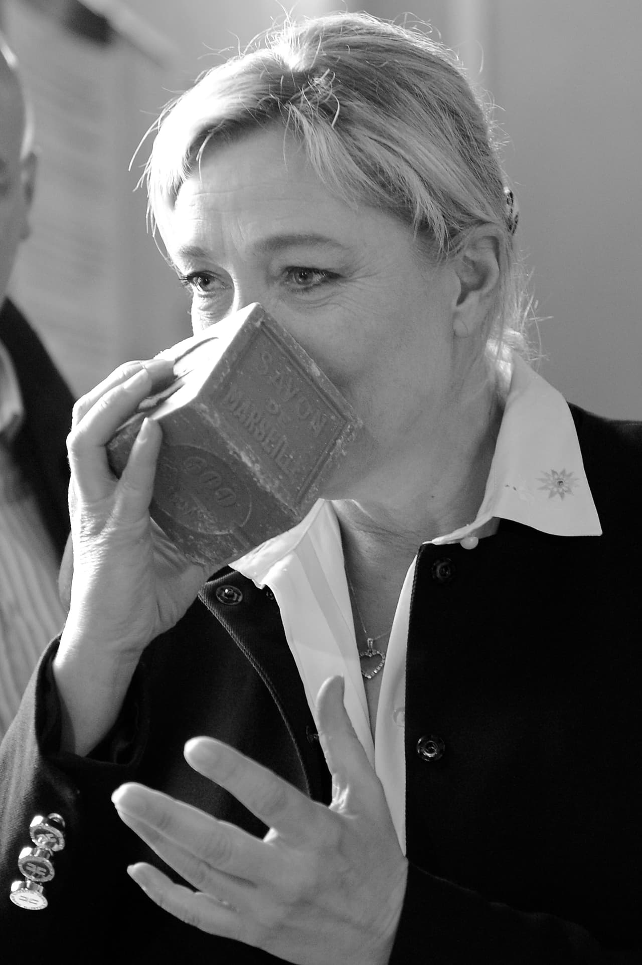 <h3>Evita el jabón</h3>
<br>La abuela no se refería al baño diario, sino a que 
<b>el jabón no es lo más recomendable para desmaquillarse y limpiar la cara</b>. Al igual que algunas lociones limpiadoras puede resultar 
<a href="https://www.bustle.com/articles/136921-11-grandma-beauty-tips-that-actually-work-from-cleaning-your-hot-tools-to-avoiding-soap">muy agresivo</a> para la piel, especialmente si es delicada o sensible. Hoy, como entonces, la Cold Cream de Pond’s sigue siendo una gran opción.
<br>