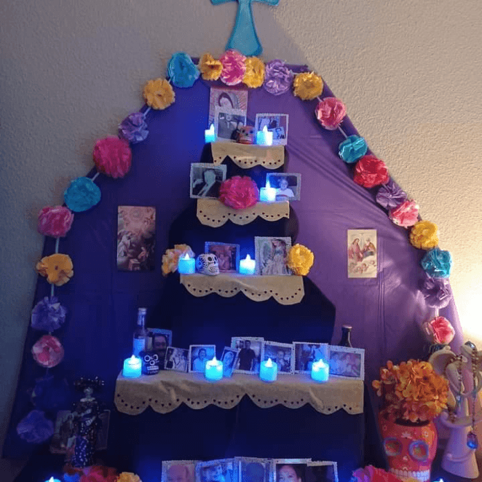 En pleno 2023, la familia Garza Quiroga recordó a sus seres queridos con un altar lleno de recuerdos y velas encendidas
<br>