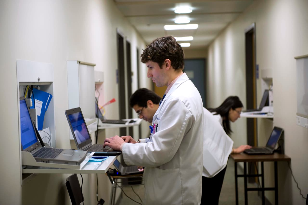 <a href="https://rubiconmd.com/">RubiconMD</a> fue creada para que los pacientes ahorren dinero en visitas innecesarias al doctor.
<b> Conecta a los médicos de cabecera con otros especialistas</b> para despejar dudas y facilitar diagnósticos.