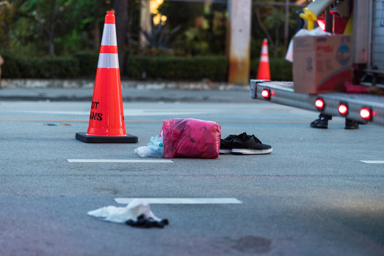 <a href="https://www.univision.com/local/miami-wltv/video-muestra-el-momento-en-que-atienden-a-heridos-arrollados-en-desfile-del-orgullo-gay-en-broward-video">Dos personas fueron atropelladas por una camioneta</a> durante el desfile del orgullo gay y una perdió la vida. 
<br>