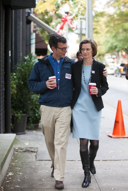 La candidata demócrata para obtener un escaño en el senado federal, Michelle Nunn, salió a recorrer algunas calles de Georgia, a tan sólo unas horas del cierre de centros de votación. Nunn se mostró muy animada saludando a toda la gente que se le acercaba, además sorprendió a los clientes de una conocida cafetería y para finalizar viajó en el servicio de tren MARTA.