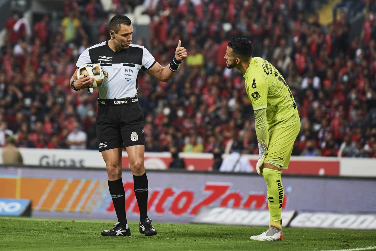 El árbitro tomó decisiones polémicas.