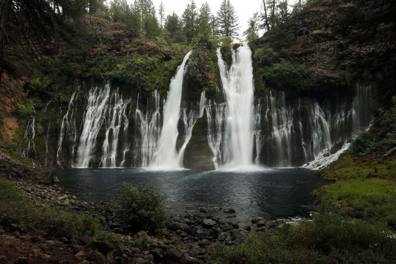 <b>Altura:</b> 129 pies
<br>
<b>Ubicación:</b> Parque McArthur-Burney Falls Memorial State Park en Burney, California. - 6 millas al norte de la Highway 299 y Highway 89 cerca de Burney.
<br>
<b>Precio: </b>El pase para el parque son $10 por vehículo, se aplican cuotas distintas para acampar.
<br>