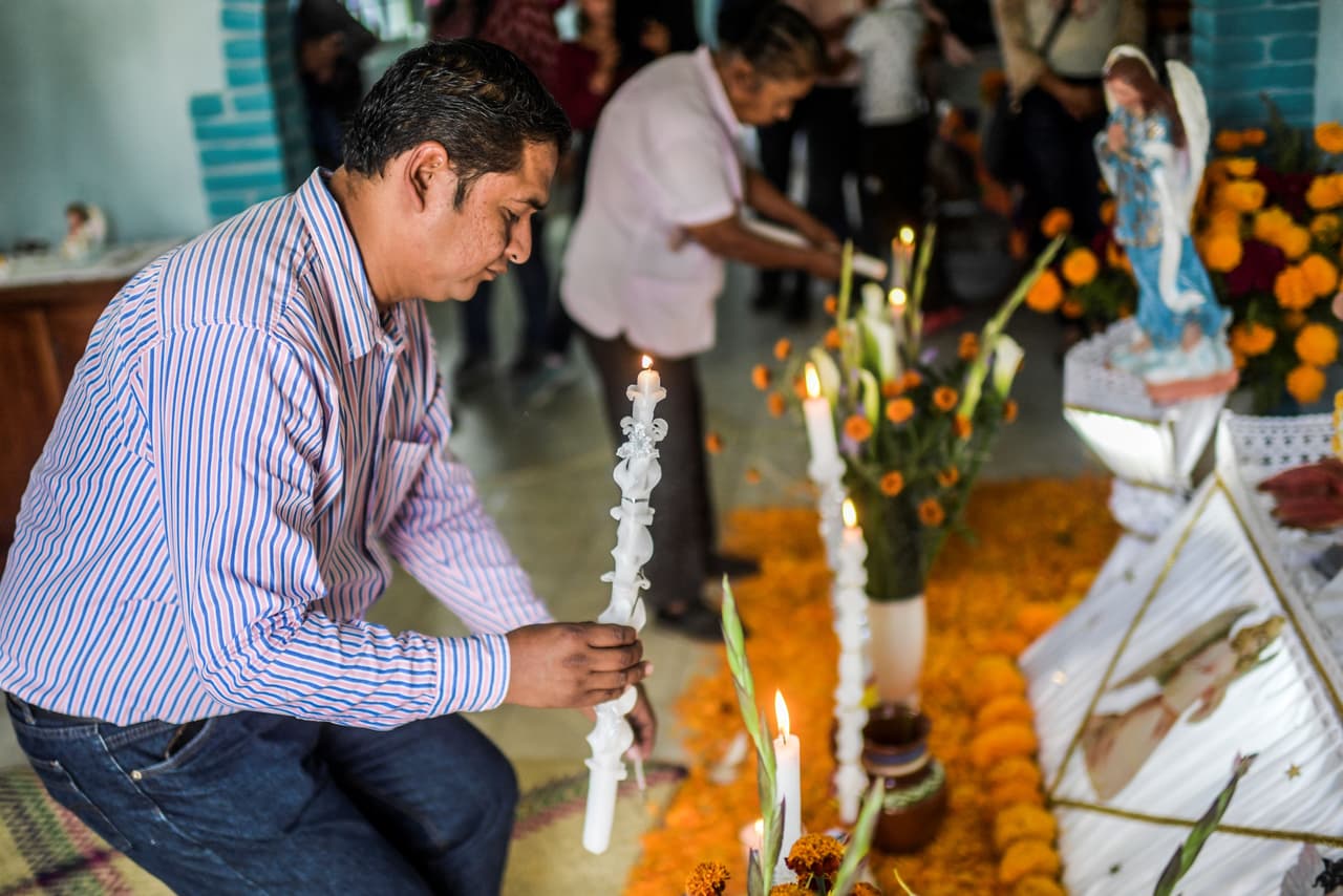 Personas decoran un Altar Monumental dedicado a su pariente migrante Pablo Vargaz Mendoza de 60 años, quien falleció en Nueva York víctima de COVID-19, en Huaquechula, Puebla, México, el 1 de noviembre de 2020.