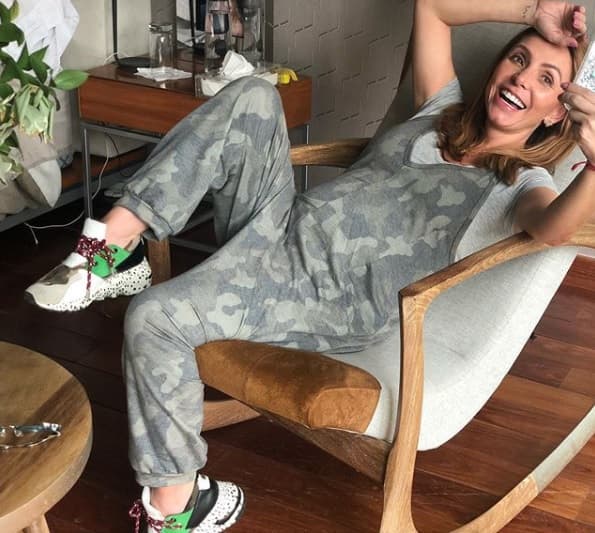 "¡Ayer a las 4:51 pm llegó a nuestras vidas el pequeño Emiliano, pesó 2.9 kilogramos (6.3 libras), midió 49.5 centímetros (1.6 pies). No puedo describir con palabras el momento y lo que 
<b><a href="https://www.univision.com/famosos/aun-no-lo-vemos-pero-si-lo-escuchamos-erika-zaba-presento-entre-estrellas-a-su-bebe-emiliano-video" target="_blank">sintió mi corazón</a></b> cuando nos vimos por primera vez", expresó la artista.