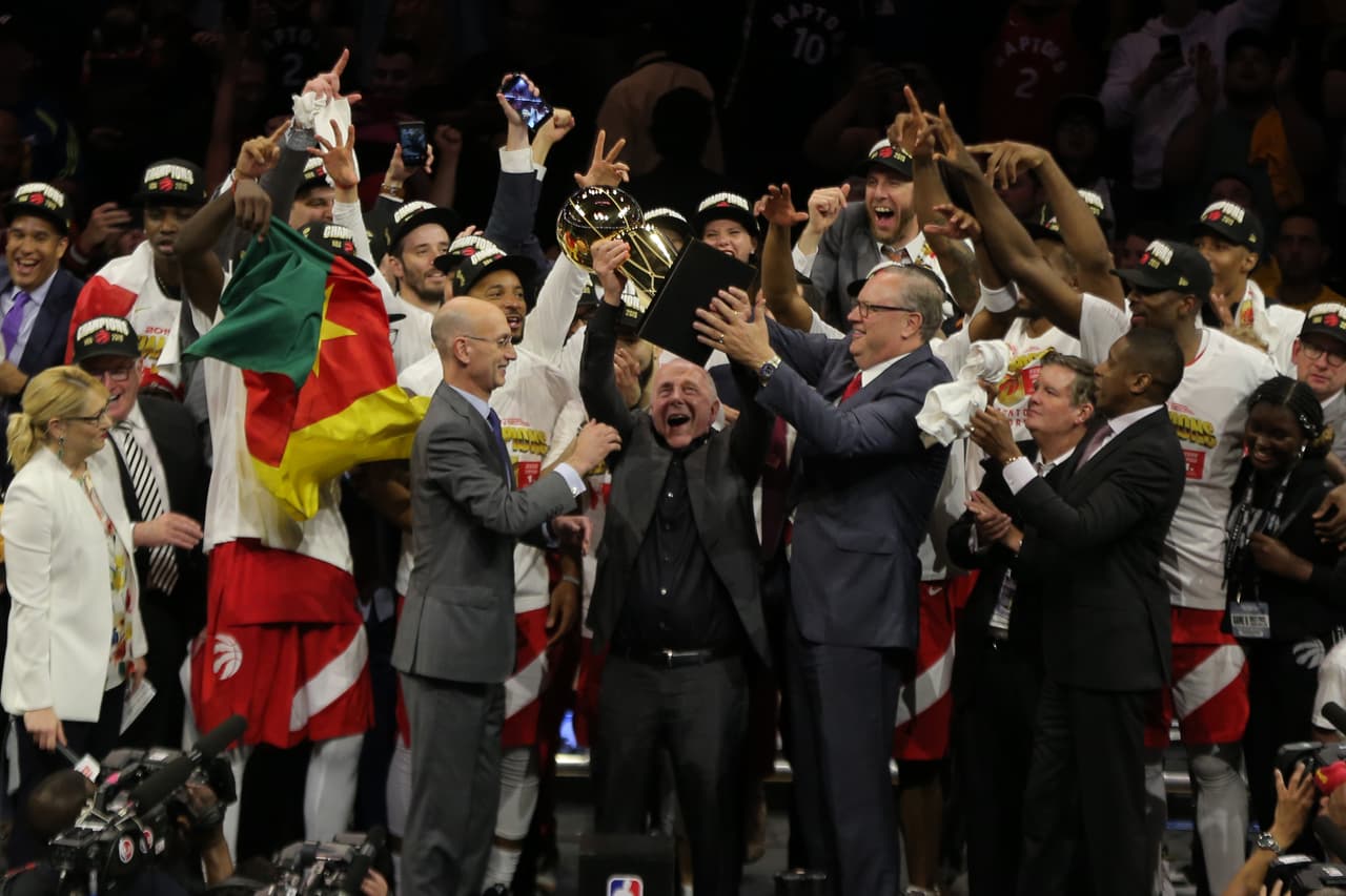 Los Toronto Raptors fueron, por récord, el segundo mejor equipo de la NBA y tras una exitosa, larga y desgastante Postemporada, lograron imponerse a los Golden State Warriors, el amplio favorito para refrendar su título. Dada la gran hazaña que acaban de conseguir los canadienses, así fue como festejaron en la casa del equipo más dominante de la NBA en los últimos cinco años.