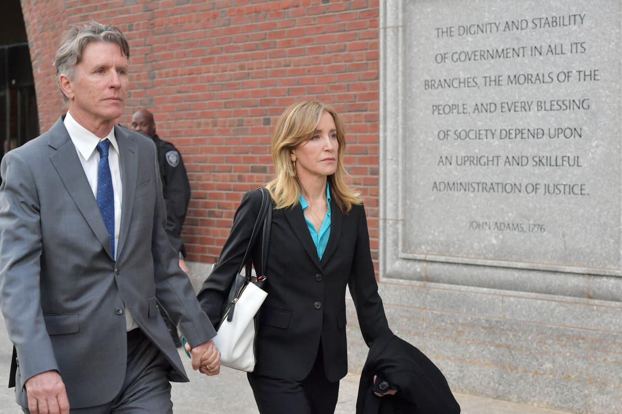 Huffman es parte de un grupo de padres que 
<b><a href="https://www.univision.com/noticias/estados-unidos/condenan-a-la-actriz-felicity-huffman-a-14-dias-de-prision-por-fraude-en-la-admision-universitaria-de-su-hija">pagaron fuertes sumas </a></b>de dinero para asegurar el ingreso de sus hijos a universidades como Yale, Georgetown o la del Sur de California.