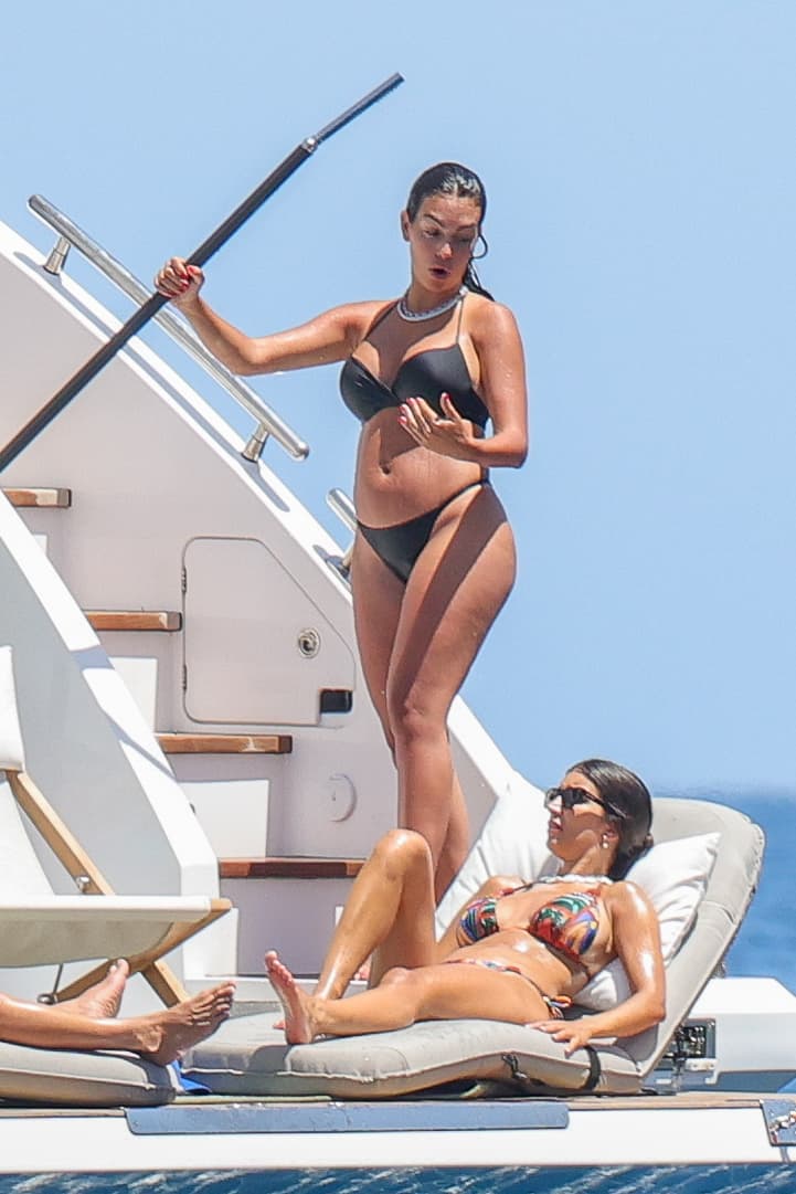 La pareja y sus invitados se asolearon en los camastros de la embarcación que tiene un valor de 6.7 millones de dólares, de acuerdo a The Sun.