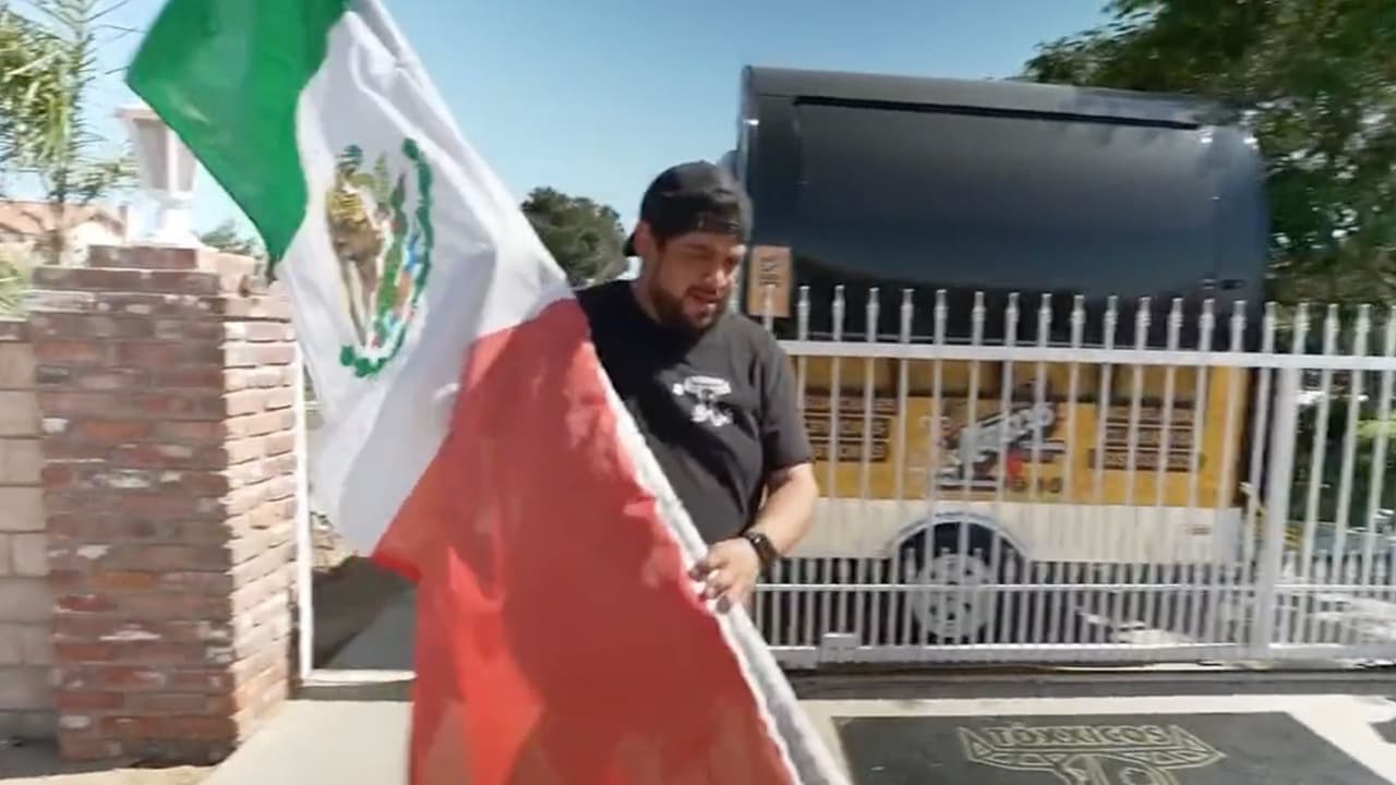 “No hacemos nada ilegal”: habla vendedor víctima de insultos racistas por tener una bandera mexicana
