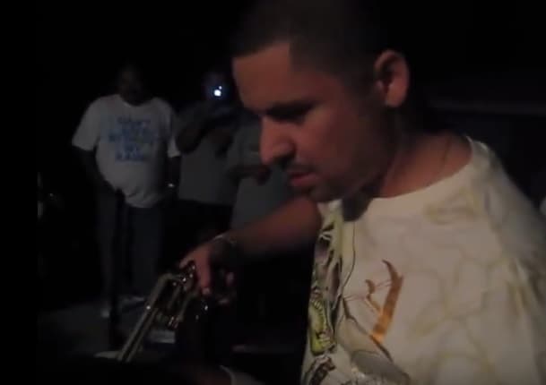 En el video también se escuchan varias groserías y se aprecia que alrededor hay mucha gente, es como una fiesta. En el programa 'El Gordo y la Flaca' se dijo que esas imágenes forman parte de un video musical viejo.