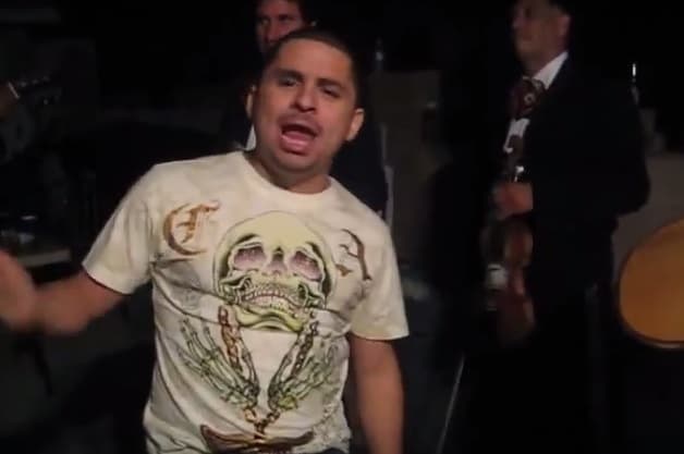 En la grabación, Larry aparece cantando con unos marichais, pues es parte de la intro de su video musical donde simula ser un capo.