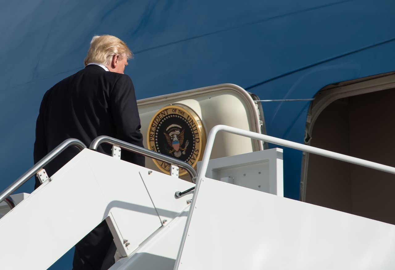 El momento de la entrada del Presidente Donald Trump al avión. Los presidentes anteriores han tenido la costumbre de saludar justo antes de pasar por la puerta del Air Force One, sin embargo Donald Trump continuo su camino hacia dentro de la aeronave.