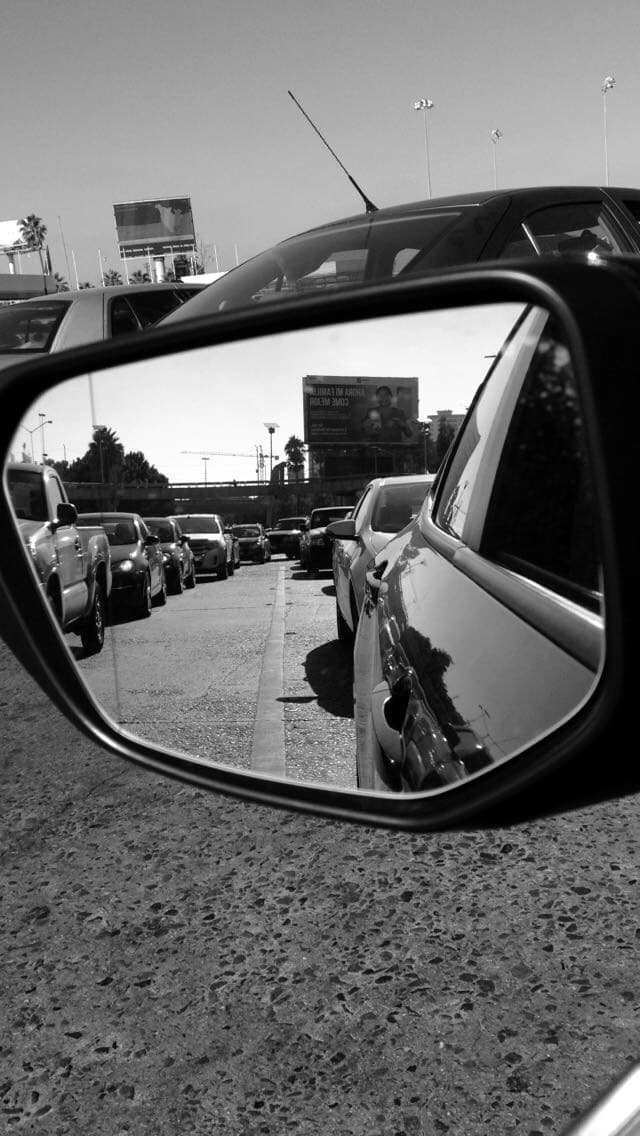 La visión de un conductor que espera para cruzar ‘La Línea’.