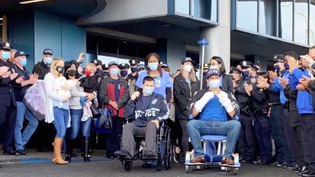 Policías que fueron baleados en Queens son dados de alta para el Día de Acción de Gracias