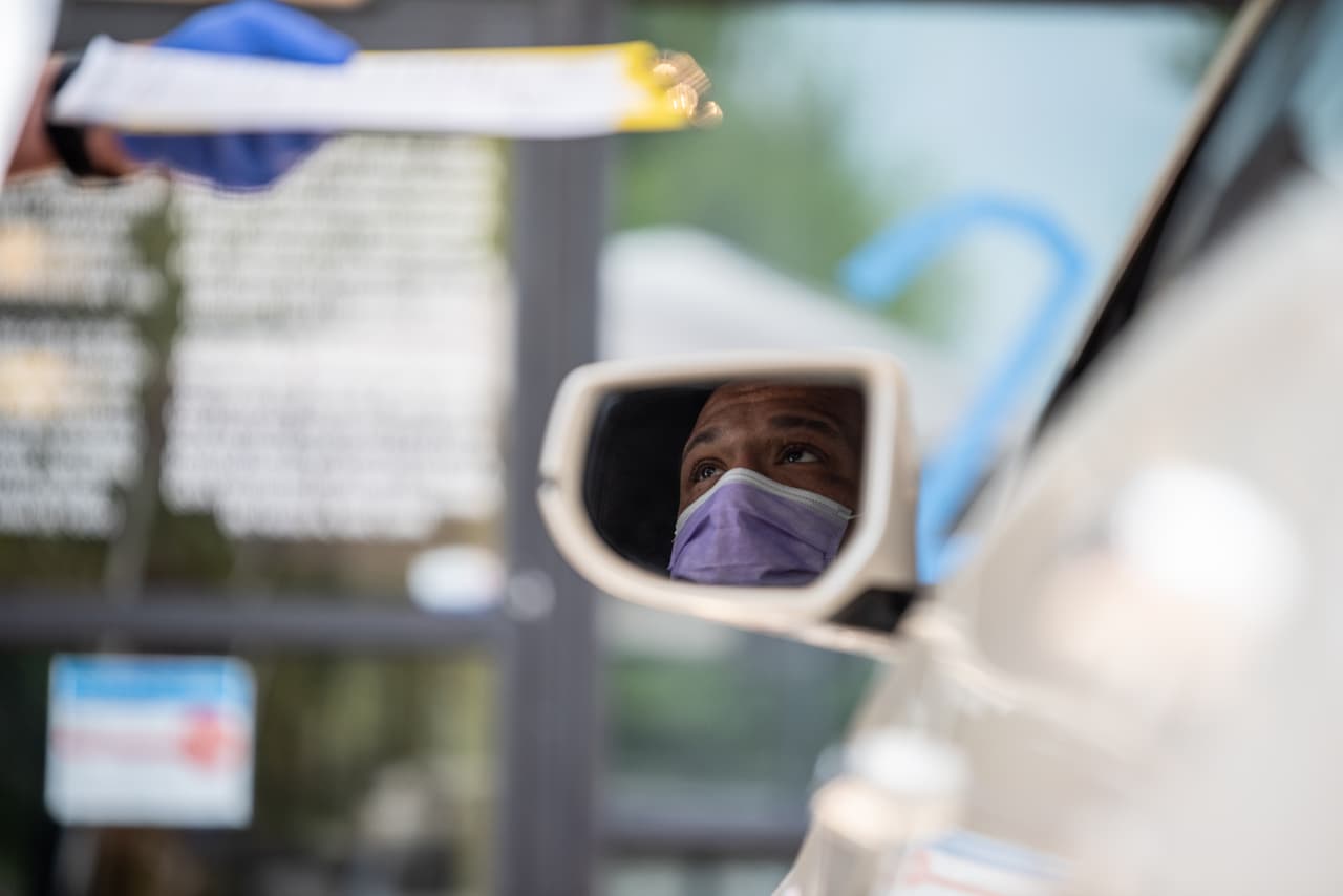 <a href="https://www.univision.com/local/arizona-ktvw/donde-y-como-hacerte-una-prueba-de-coronavirus-en-arizona"><b>Haz clic aquí </b></a>para ver una lista de los sitios que realizan pruebas de coronavirus