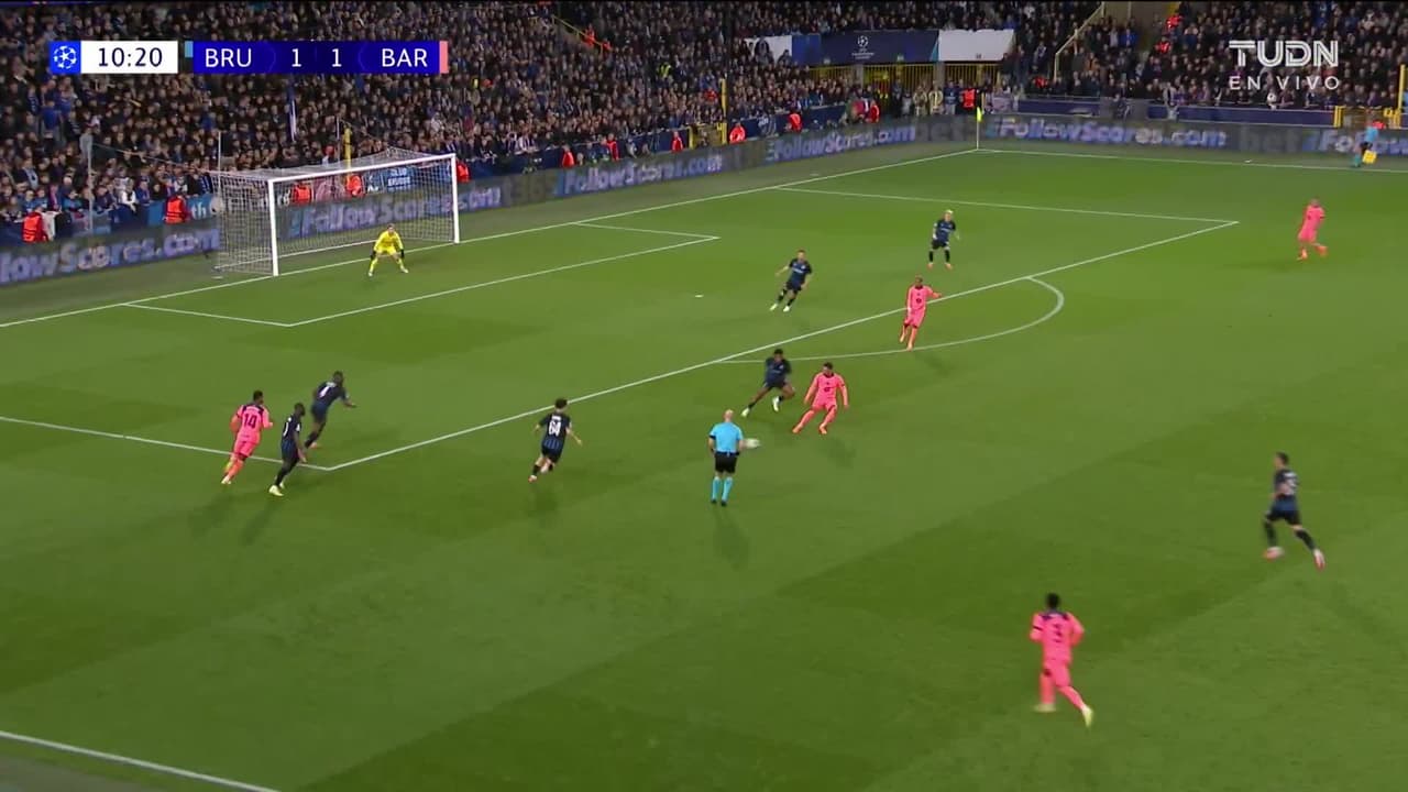 ¡CERCA! Fermín López disparó que se estrella en el poste.