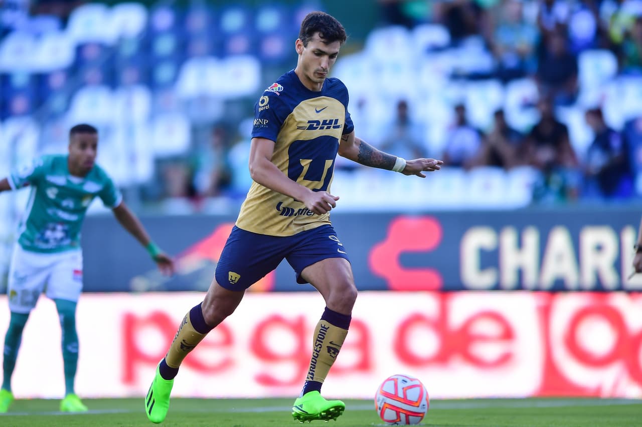 León vivió un primer tiempo de pesadilla al cometer un polémico penal al minuto 3, el cual Juan Ignacio Dinenno se encargó de anotar. La desventaja para La Fiera se hizo mayor con la expulsión de Osvaldo Rodríguez al 20' por una entrada desmedida sobre Meritao.