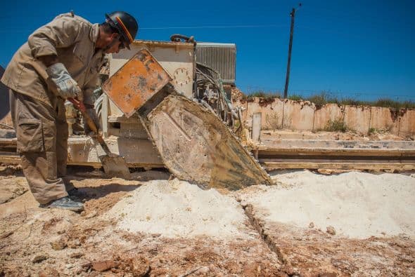 En esta planta, los cubos de mármol vírgen de dos metros por lado son cortados con enormes sierras eléctricas y convertidos en planchas de diferentes tamaños y 2.5 cm de espesor. Las planchas son pulidas y luego empacadas sobre paletas de madera, y los trozos sobrantes son acumulados en cajones, pues también se venden.