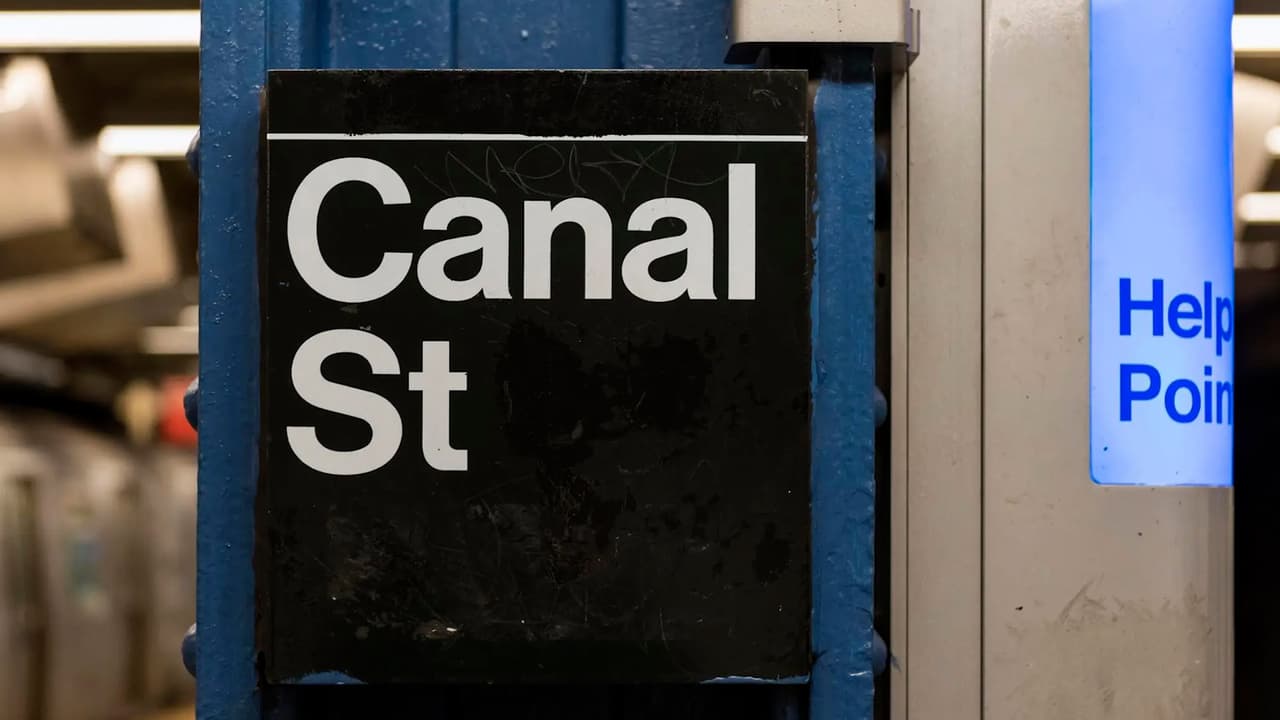 Traía una máscara de esqueleto: un hombre disparó a otro en el metro de Manhattan