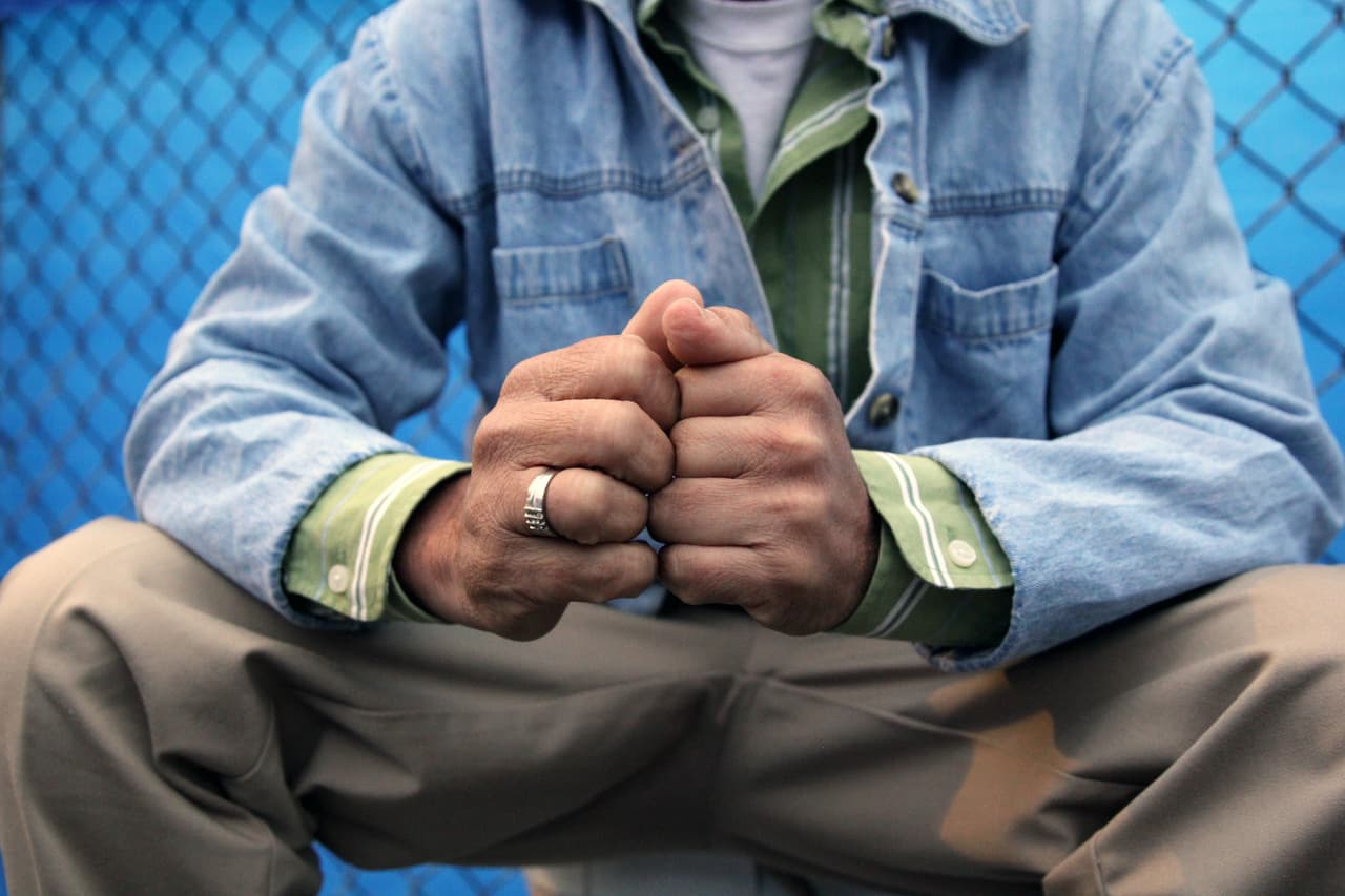 El anillo de casado es casi lo único que ha sobrevivido a la travesía hacia Estados Unidos de 
<b>Roni Alberto Aguirre</b>, de 40 años. Salió de Ahuachapán, El Salvador, con “ropita” que se quedó en las estaciones de México y con “un poquito de dinero” que se gastó en autobuses. Cruzó con su hijo de 16 años, José Mauricio, un estudiante a quien otros jóvenes lo “invitaban” a entrar a las pandillas. “Como en 15 días hubieron 10 muertos, puros jóvenes que andan en las maras”, dice el padre. Todavía no ha informado a su esposa Edith de su logro.