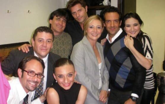 Pablo Perroni publicó esta foto en Twitter en la que aparecen Maru y
<b><a href="http://www.univision.com/temas/hiromi-hayakawa">Hiromi</a></b>, con quienes compartió escenario en la obra "¿Quién fue?" en 2011. "Hasta el cielo aplausos, abrazos y toda mi admiración y cariño a dos grandes mujeres, gracias por todo."