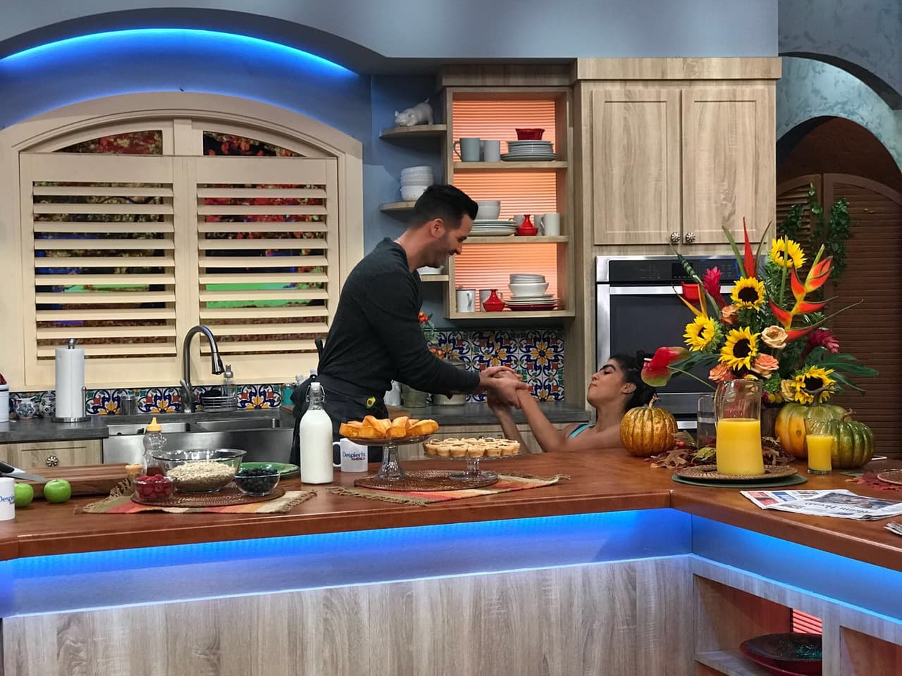 Con todo y anillo en mano, Mela se hincó frente a él para proponerle matrimonio.