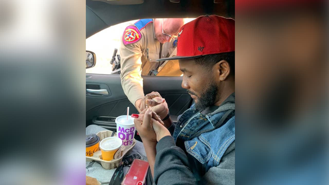 Una pareja se dirigía a un funeral de Houston a Dallas cuando fue detenida por un oficial del Departamento de Seguridad Pública de Texas, al enterarse del motivo del viaje, el agente les pidió que lo acompañaran en una oración. La
<a href="https://www.univision.com/local/houston-kxln/el-mundo-necesita-mas-de-esto-hombre-ante-fotografia-viral-de-policia-que-reza-durante-parada-de-trafico">imagen</a> fue publicada en las redes sociales y tuvo miles de reacciones.