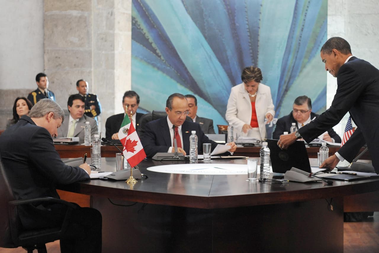 <b>La vía rápida de Obama. </b>La quinta Cumbre de Líderes de América del Norte
<b> </b>en agosto de 2009
<b> </b>tuvo de anfitrión a Felipe Calderón y fue la primera de Barack Obama. Éste había sido crítico del acuerdo durante su campaña y prometió renegociar algunas cláusulas que protegieran a los trabajadores estadounidenses. Impulsó una vía rápida para negociar acuerdos económicos (
<i>Fast Track</i>) que finalmente fue aprobada por el Senado, de mayoría republicana pero partidaria del comercio sin restricciones.