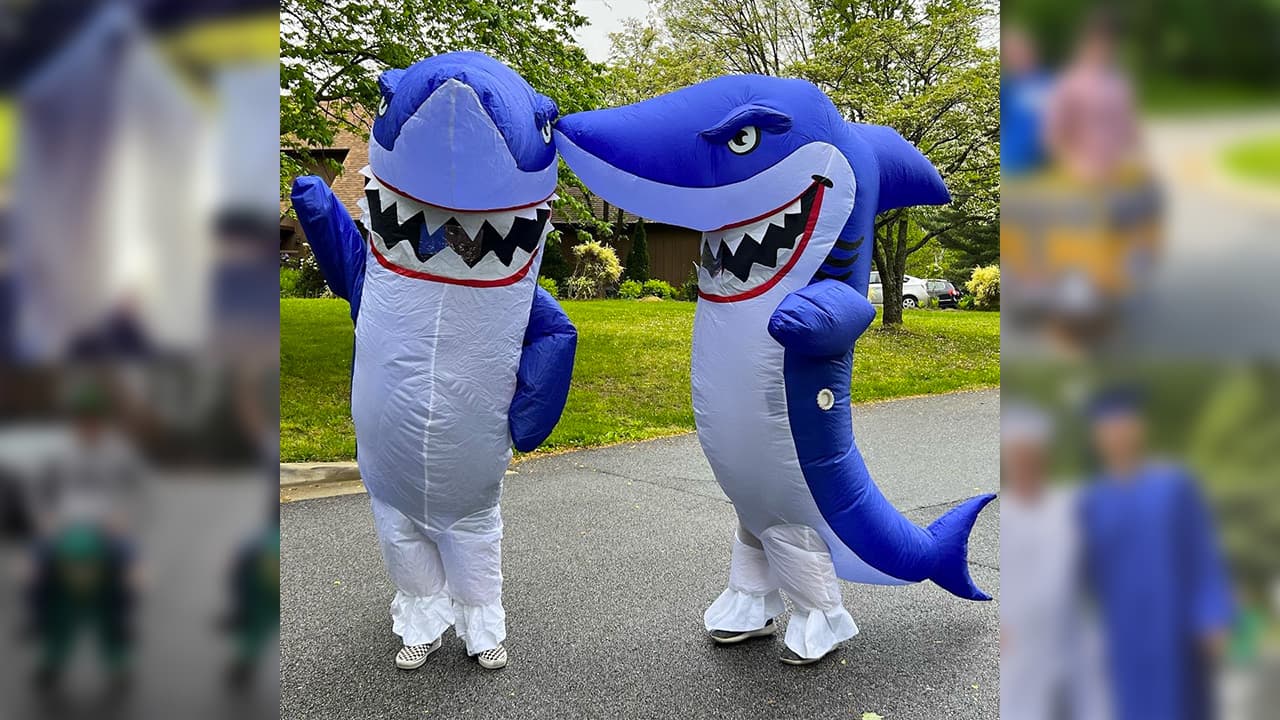 Estos amigos y vecinos se ponían de acuerdo cada semana para saber con qué disfraz sorprenderían a sus hijas y sus compañeros.