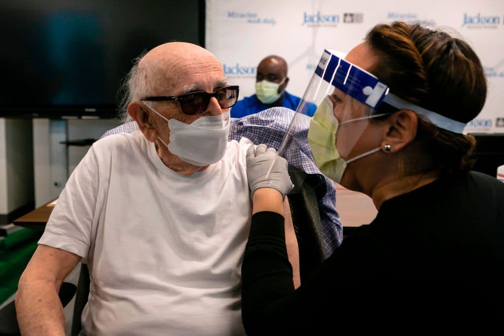 Largas colas y caos en el lanzamiento de la vacuna contra el covid-19 en Florida, mientras las autoridades piden "paciencia"