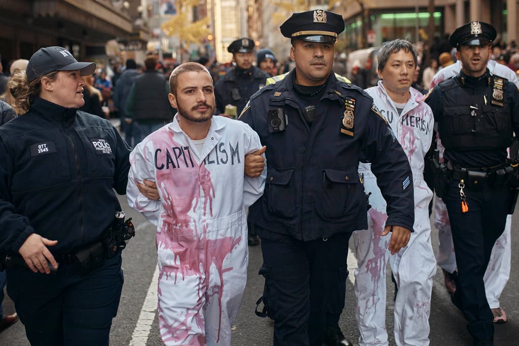 Por un momento el desfile de Macy's se vio interrumpido cuando manifestantes vestidos de blanco y con pintura roja encima simulando sangre, se hicieron presentes para 
<a href="https://www.univision.com/local/nueva-york-wxtv/manifestantes-pro-palestina-irrumpen-en-desfile-del-dia-de-accion-de-gracias-en-nueva-york-video">pedir un alto a la guerra de Israel y Hamás. </a>