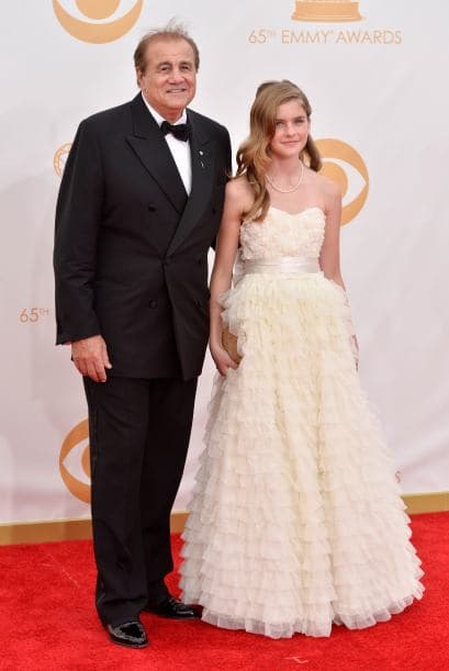 Los trajes que lucieron las damas en los Premios Emy demuestran que el arte de llamar la atención estaba concentrado en llevar y lucir cada pieza, regia, con detalles inesperados, como un toque de color o simplicidad de líneas. Telas suaves o flotantes, colores sosegados o llamativos, diseños sobrios o atrevidos. Míralos todos y ¡copia lo que más te guste!, ahora llega la temporada de fiestas y tú puedes lucir como las estrellas.