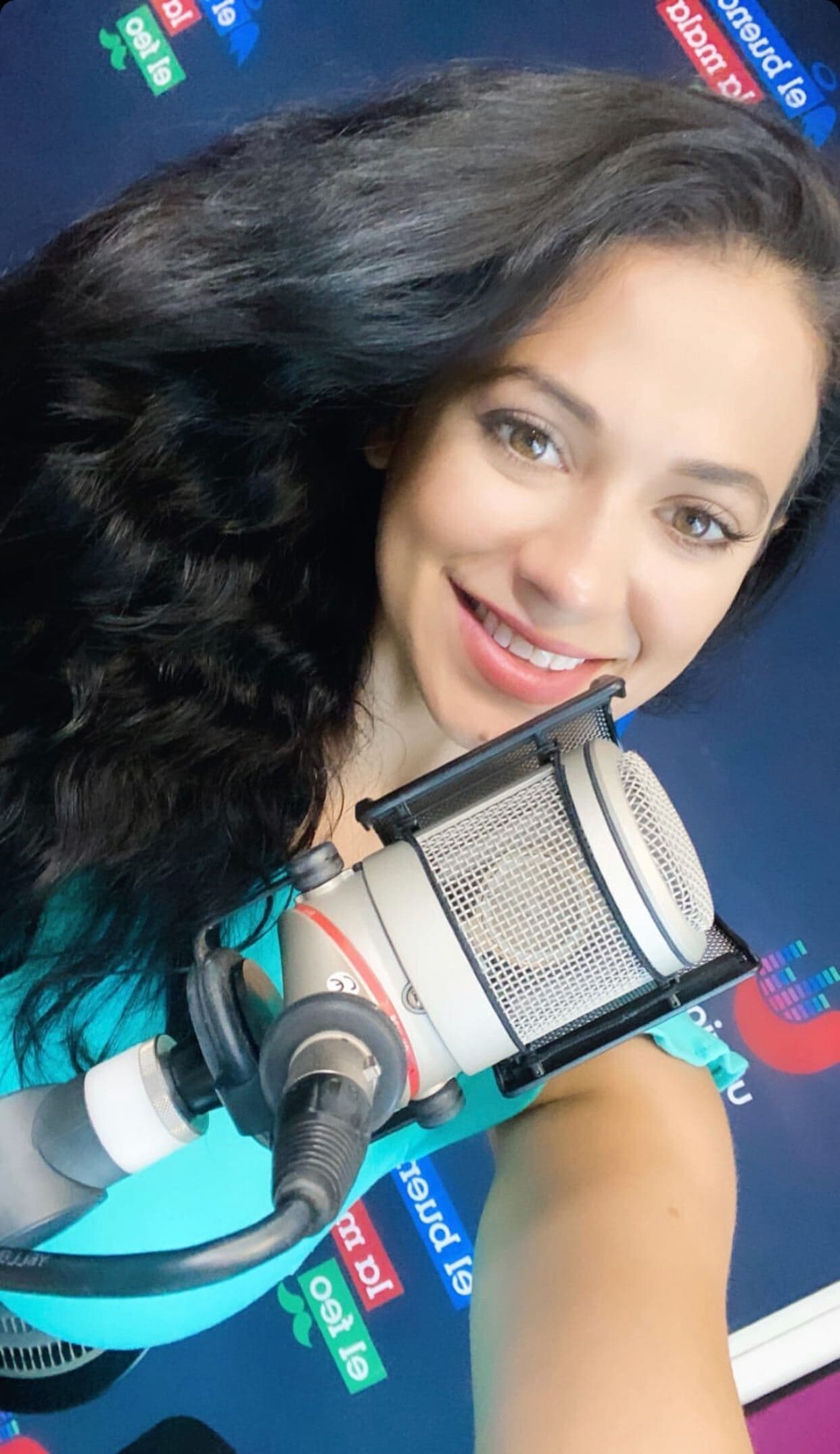 Claro que adora su papel en el show de radio, donde la podemos escuchar a diario, al lado del Pel贸n y El Feo.