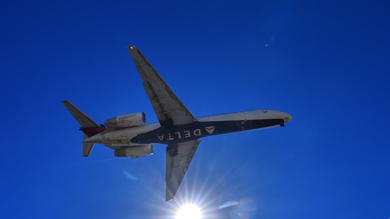 ¿Pagas más por un boleto de avión o un pedido de comida? La FTC investiga a Delta, Walmart y otras empresas por el manejo de datos personales