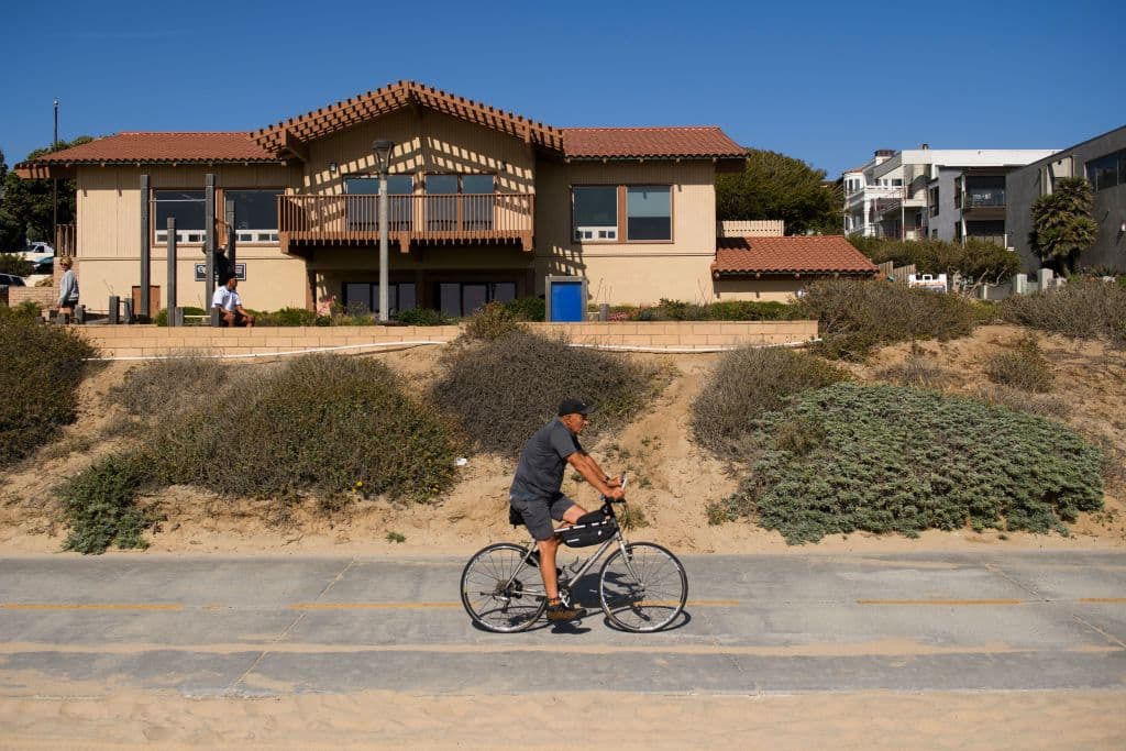Sin embargo, el Ayuntamiento de Manhattan Beach se apoderó de la propiedad en 1924, supuestamente para construir un parque.